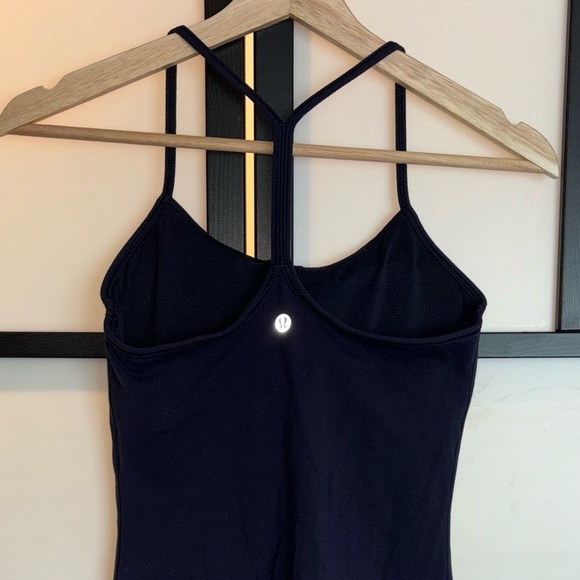 Lululemon Power Pose blue tank top w/built in bra. Size 4 - Picture 6 of 11